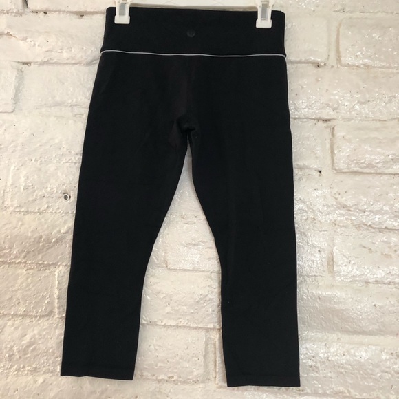 LULULEMON CAPRI BLACK SIZE 6 - Picture 2 of 8